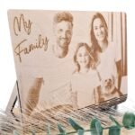 Graviruota nuotrauka ant medžio su rėmeliu