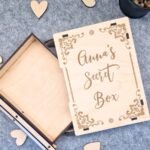 Vardinė graviruota medinė dėžutė knygos formos